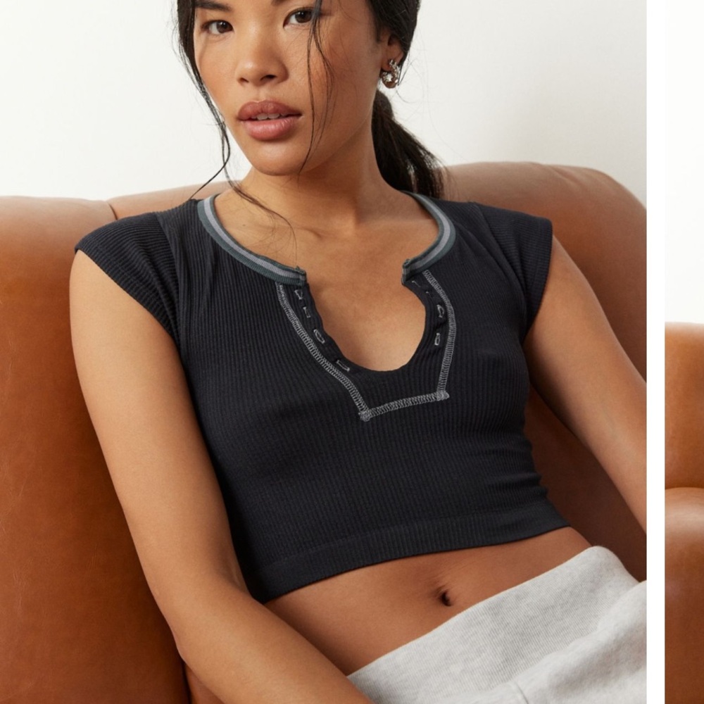 URBAN OUTFITTERS | Out from under shirt. Black. Size M/L